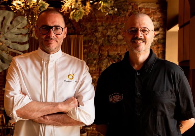 Sempre nel nomne della ricerca e delle nuove frontiere, Massimiliano Prete ha annunciato recentemente l'avvio della collaborazione di Sestogusto con Azotea, noto cocktail bar torinese con cucina nikkei: "Cosa succede quando la pizza contemporanea incontra la mixology di ricerca? Sestogusto e Azotea annunciano una collaborazione che mette in dialogo due delle realtà più identitarie della gastronomia torinese. Il risultato è una drink list costruita su misura per accompagnare gli impasti firmata da Matteo Fornaro, bar manager e co-founder di Azotea. La proposta si articola in cinque cocktail, per l’80% costruiti a partire dal vermouth torinese, scelto non come semplice richiamo territoriale, ma come ingrediente tecnico capace di dialogare con acidità, grassezza, sapidità, tostature e componenti aromatiche delle pizze di Massimiliano Prete. Non un abbinamento accessorio tra pizza e cocktail, ma un lavoro di pairing pensato per valorizzare la materia prima e dare una nuova profondità alla panificazione d’autore". Nella foto, Prete e Fornaro