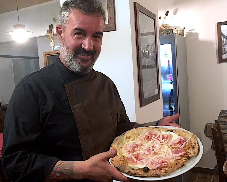 Massimo Bosco e una delle sue pizze, in particola