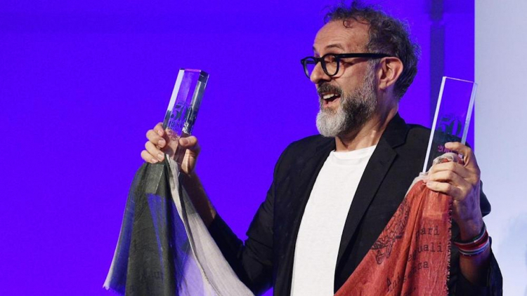 Foto ricordo per Massimo Bottura la sera di luned