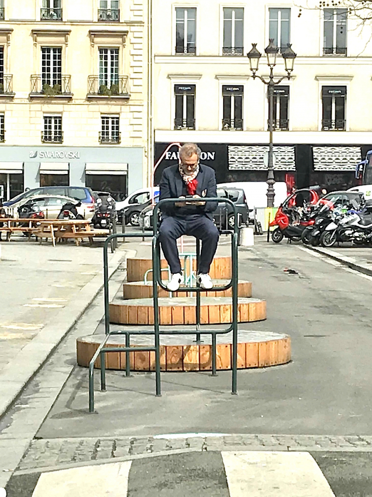Massimo Bottura, un momento di relax in Place de la Madeleine a Parigi
