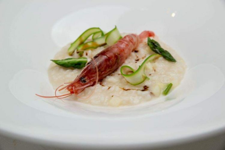 Risotto con asparagi, stracciatella gamberi e mela