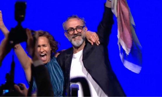 E' la sera del 13 giugno 2016: a New York l'Osteria Francescana di Modena è stata appena proclamata miglior ristorante al mondo in base alla classifica dei World's 50 Best. Esplode la gioia di Massimo Bottura e di sua moglie Lara Gilmore. Li rivedremo tra pochi giorni protagonsiti a Identità New York
