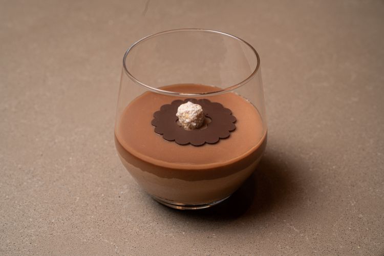 Kids di Massimo Pica: dessert al bicchiere con streusel al cacao, mousse al gianduia, croccantino, cremoso al gianduia, glassa al cioccolato al latte. A chiudere, un dischetto di cioccolato e una nocciola intera sabbiata
