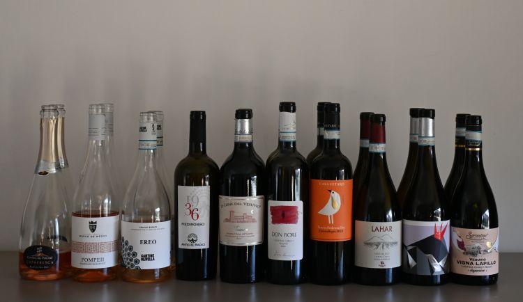 Le bottiglie in degustazione per rosé e rossi