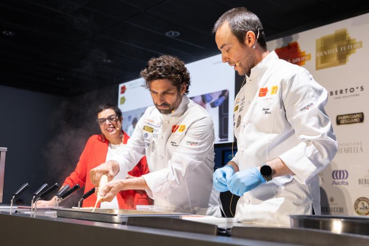 Gli chef di Contraste Milano, Matias&nbsp;Perdomo e Simon Press,&nbsp;mentre preperano il loro Spaghetto Surgelato, uno dei due loro piatti presentati durante Identit&agrave; di Pasta 2026
