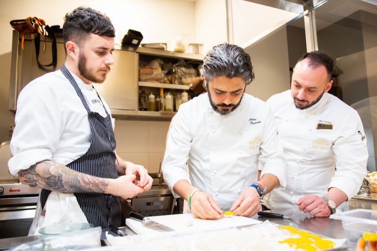 Al lavoro tra Alessandro Rinaldi, resident chef di Identità Golose Milano (a destra), e Charles Pearce, chef de partie di via Romagnosi
