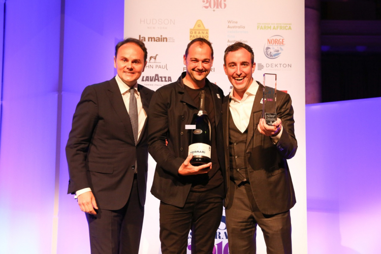 Matteo Lunelli consegna il premio Ferrari Trento Art of Hospitality a Daniel Humm e Will Guidara
