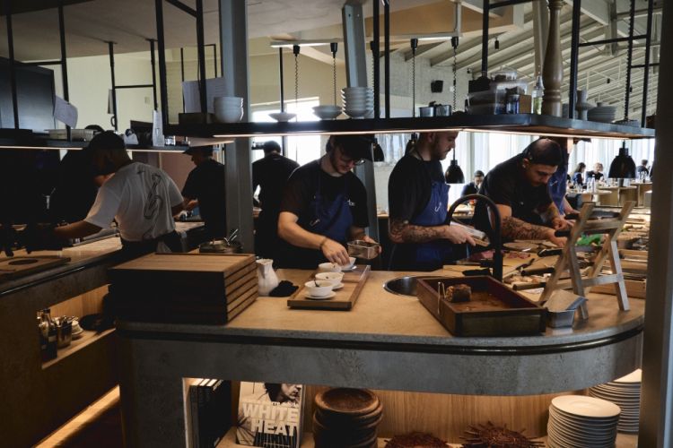 La cucina nella sala del ristorante