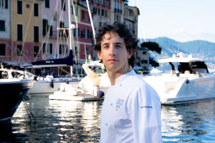 Lo chef Mattia Pecis. Sarà presto anche ospite di Identità Golose Milano, il nostro hub della gastronomia in Via Romagnosi 3 a Milano. Appuntamento con lui per il ciclo Conversazioni a Tavola, in collaborazione con S.Pellegrino, il prossimo giovedì 17 settembre. Il ciclo prevede cene che mettono allo stesso tavolo chef e food creator, ossia serate in cui il menu diventa il punto di partenza per un racconto più ampio. Con Pecis sarà Martino Tornaghi, ossia @tirmagno. Per il menu clicca qui, per prenotare clicca qui
