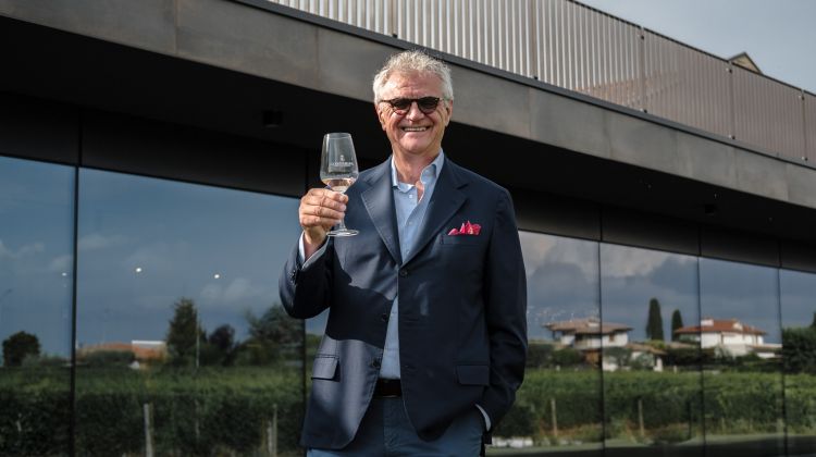 Mattia Vezzola all'esterno della sua Costaripa