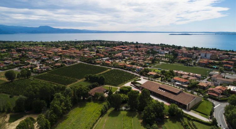 La cantina di Costaripa e, sullo sfondo, il lago di Garda
