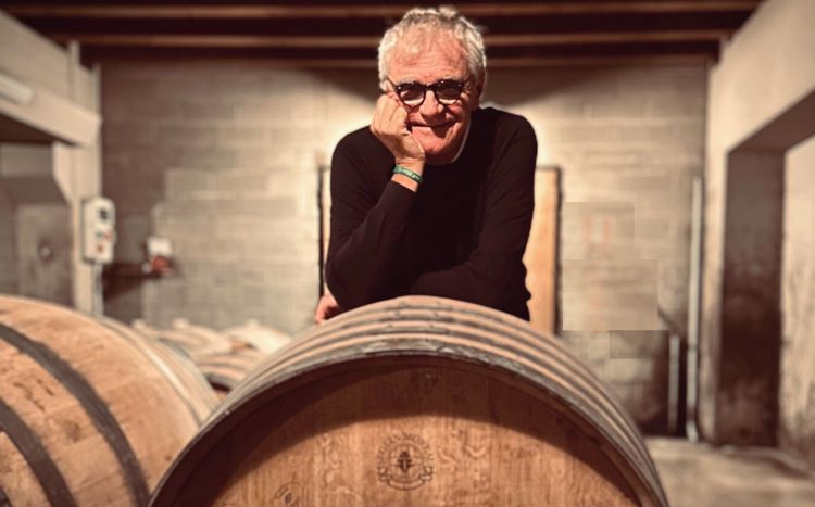 Il celebre enologo in cantina
