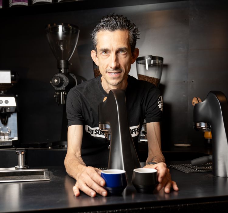 L'espresso è solo una delle estrazioni proposte da Bugan, un coffee lab dal design focalizzato sulla somministrazione del caffè. Il fulcro dello spazio è il bancone – laboratorio, rivestito in legno carbonizzato e progettato da De8_Architetti e Bettinellistudio Architetti
