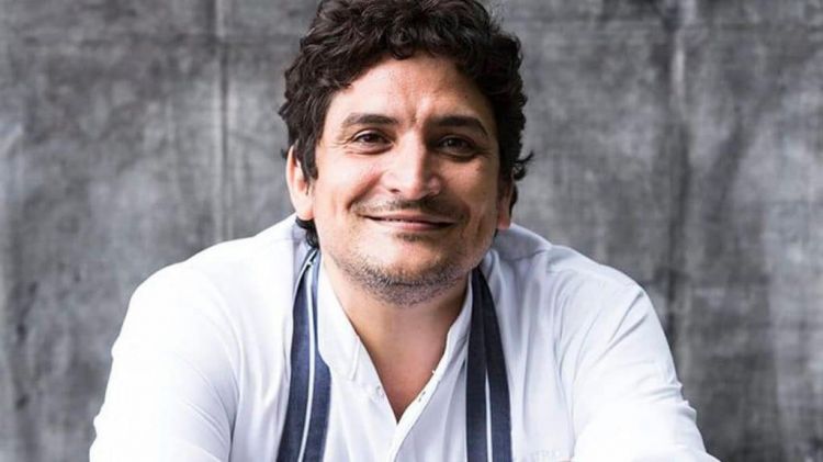 BORDERLESS. Mauro Colagreco, born in 1976: his family originally from Abruzzo, he was born in Argentina, and adopted by France and married to Julia (Brazilian). At this moment he runs the kitchen of 25 restaurants, of which 13 in France, one in Monaco, one in Switzerland, 2 in China, one in the United States, 4 in Argentina, one in Singapore, one in Belgium and one in Thailand
