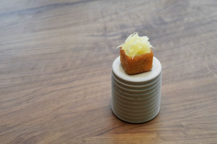 Fried cube with cream of smoked eel and pomelo

