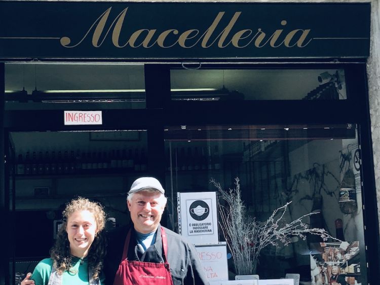 Caterina e Mauro Brun davanti all'ingresso della loro bottega
