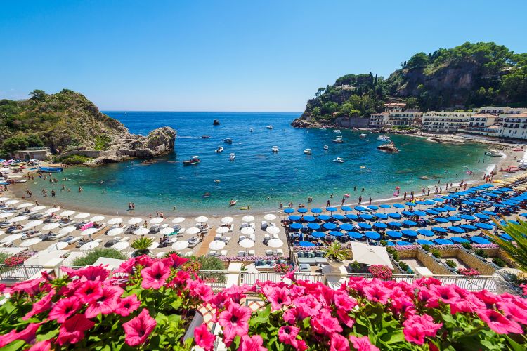 Il panorama mozzafiato che si gode da una delle 68 camere del Mazzarò Sea Palace affacciato sulla propria spiaggia privata