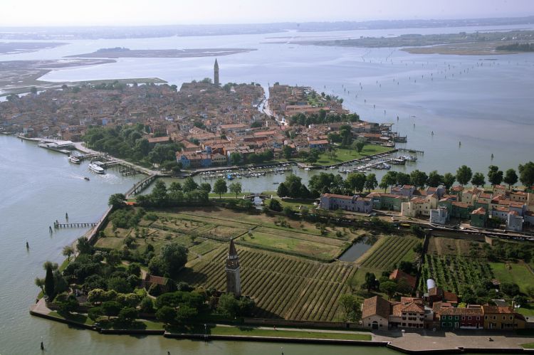 Mazzorbo e, sullo sfondo, Burano