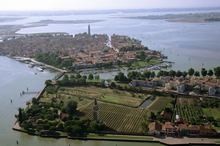 Mazzorbo e, sullo sfondo, Burano
