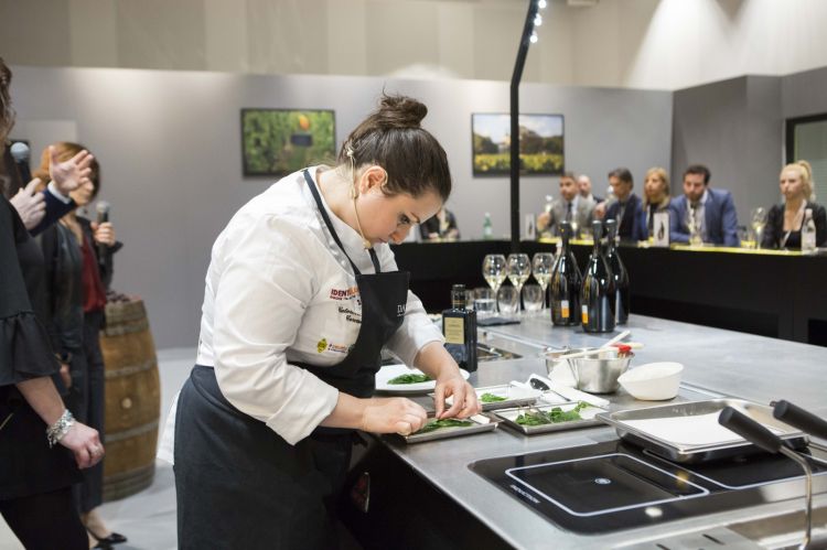 La chef del ristorante Dattilo ha preparato il piatto Bianco
