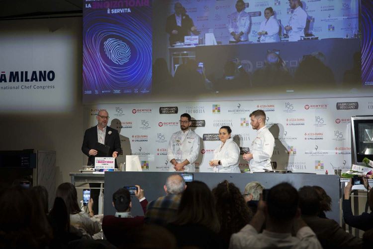 La lezione "calabrese" a Identità Milano 2023: da destra Luca Abbruzzino, Caterina Ceraudo e Antonio Biafora, presentati da Carlo Passera
