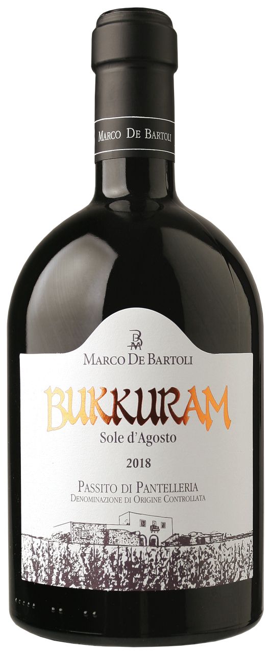 Bukkuram Sole d’agosto 2022 - Marco De Bartoli
Questo vino adotta una tecnica di appassimento delle uve al sole con questa proporzione: il 50% restano appese per quattro settimane in appositi stenditoi, delimitati da grossi muri in pietra lavica, il resto sulla pianta. A fermentazione avanzata, si aggiunge l’uva appassita in precedenza e la si lascia macerare per circa tre mesi fino a ottenere un equilibrato rapporto tra la componente alcolica e il residuo zuccherino. L’affinamento è di ben 42 mesi in fusti di rovere francese e sei mesi in vasca d’ acciaio. Calice complesso, solare, la frutta si integra alle note floreali e sapide per una dolcezza mai stucchevole. Vino da meditazione è riduttivo