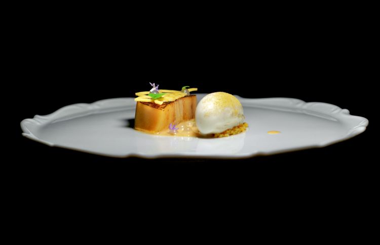 Dopo il pre-dessert (Gelato al basilico, lamponi con crema di lamponi e gel al pomodoro) il primo dessert: Mela e caramello. È un ricordo degli inizi della carriera dello chef, in Trentino. Quindi: tatin di mele, gelato al croissant con polvere di pino mugo, gel di agrumi, salsa al gin e caramello