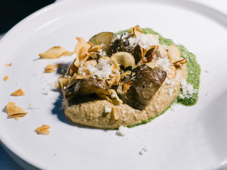 Melanzane arrosto, anacardi, chile de onza, chile manzano al koji, salsa verde, topinambur di Danny Mena - Foto Lorenzo Noccioli
