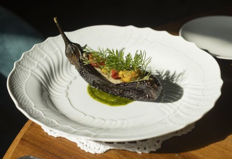 La filosofia dello chef segue il km zero, in collaborazione con agricoltori, giardinieri e produttori locali per dare vita a piatti a base di ingredienti di alta qualità che rispettano il ritmo delle stagioni