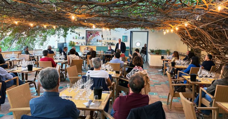 Un momento della degustazione dedicata ai vini bianchi