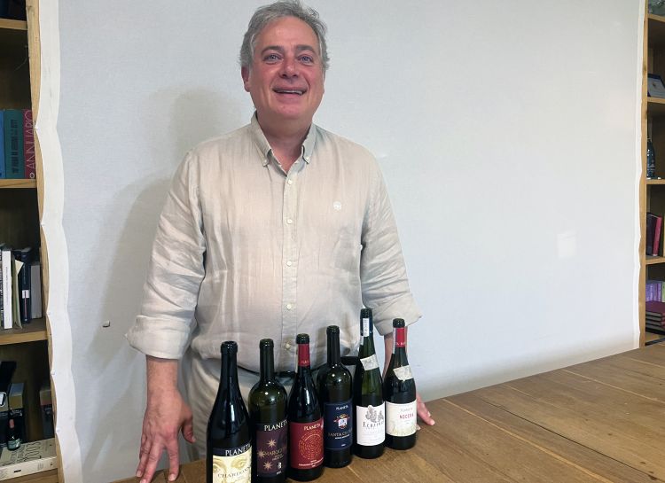 Santi Planeta con i vini dell'azienda Planeta