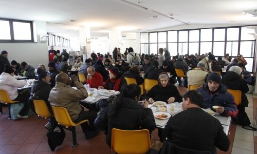 La mensa dell'Opera San Francesco per i Poveri di Milano, fondata nel 1959 da Fra' Cecilio assieme all'industriale Emilio Grignani, ogni distribuisce ai bisognosi più di 700.000 pasti