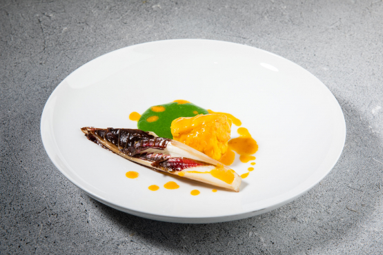 Rana pescatrice, crema di spinaci e radicchio alla piastra