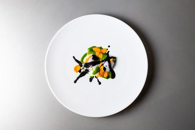 Seppia: velo, ragù e nero, salsa al prezzemolo ed emulsione di pomodoro datterino