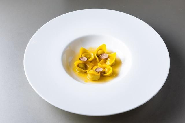 Cappelletto ripieno di bollito, brodo di carne e tartufo bianco