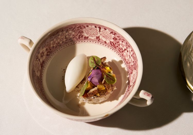 Menzognere: pane di Tumminia, inoculato col penicillium candidum, nespola fresca e fermentata, harissa con limone macerato e sorbetto al lentisco