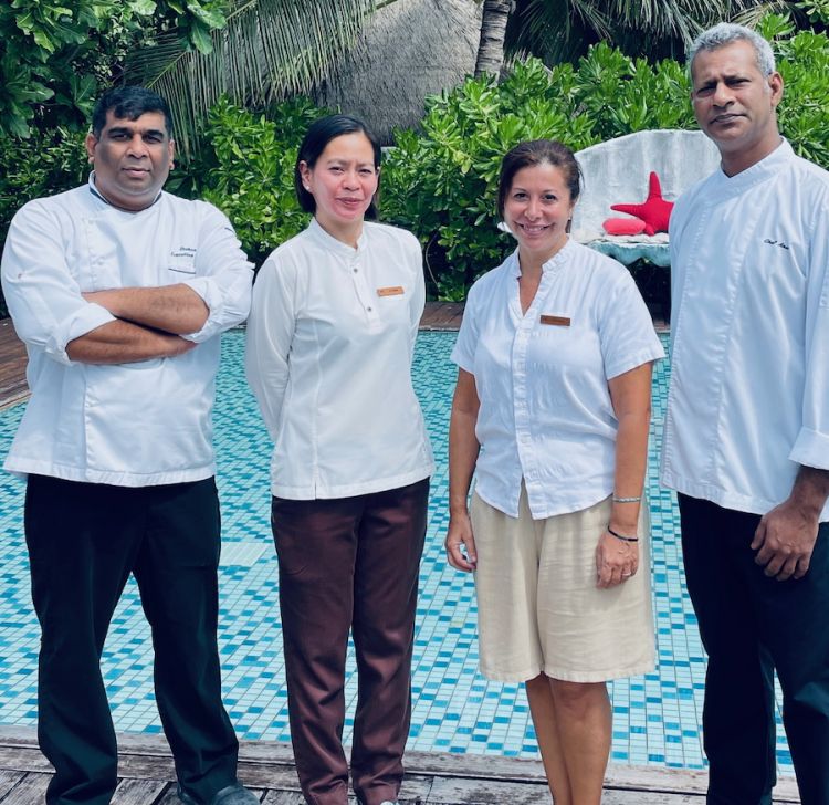 Un poker importante per la vita quotidiana del resort Mercure Kooddoo alla Maldive. Da sinistra verso destra, lo chef Kapila Rosan Henaka Ralalage, quindi la responsabile del servizio di sala Jo-Ann Mariano Pagal, la direttrice Stefania Banfi e il pasticciere Chandra Anuruddha Wijayarathna Makawitage