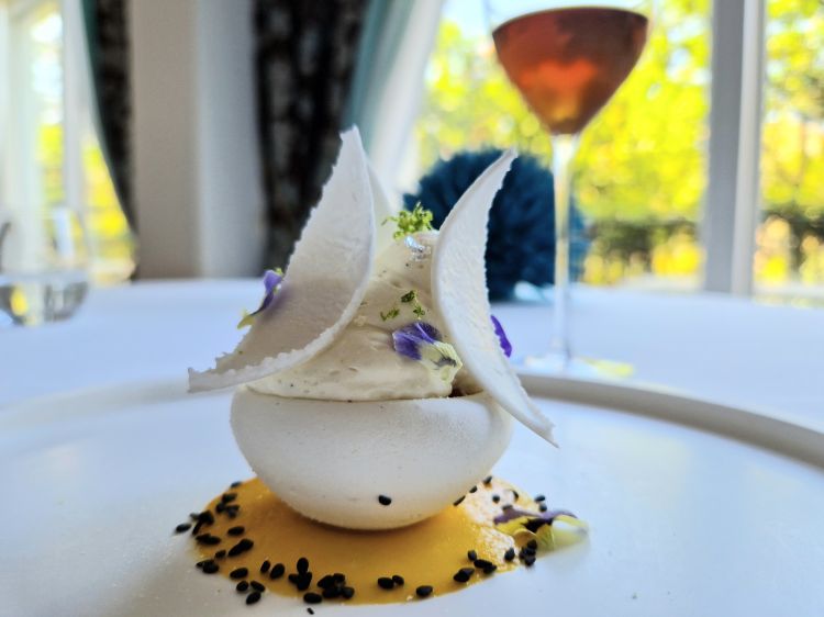 Meringa con frutti rossi, mango e crema chantilly alla vaniglia con il cocktail