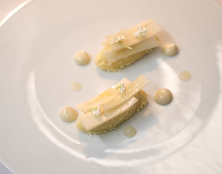 Merluzzo alla mugnaia di pinoli, acqua di pomodori e asparagi bianchi
