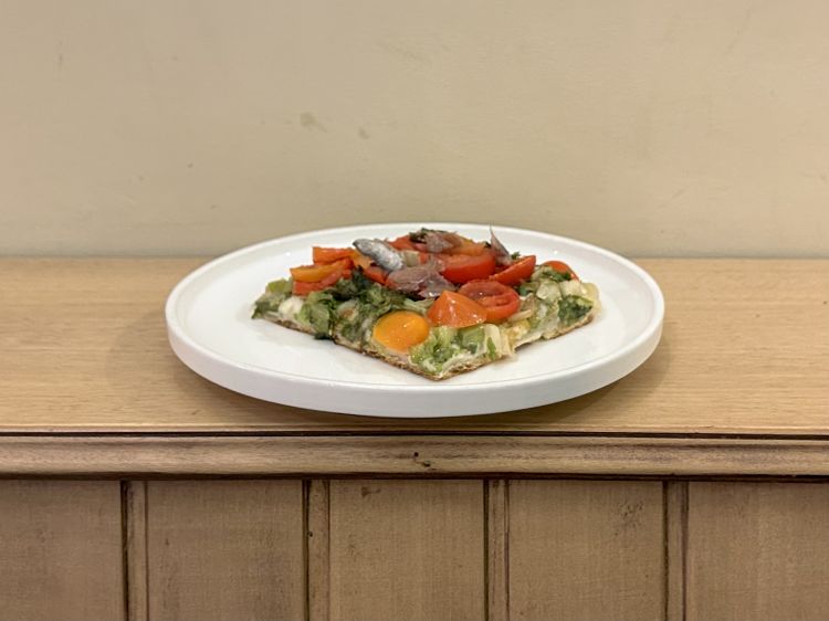Messinese: impasto pizza in teglia, scarola, tuma, pomodoro, alici, pepe nero in grani