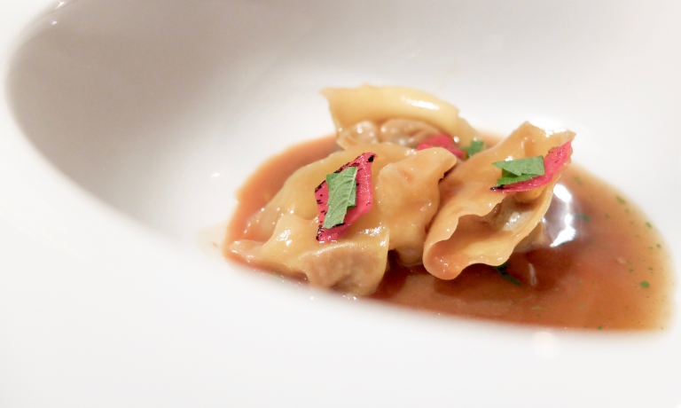 Tortelli di bollito, prezzemolo, limone, capperi, peperoni bruciati, consommè di faraona, di Matteo Metullio de La Siriola del Ciasa Salares di San Cassiano (Bolzano)
