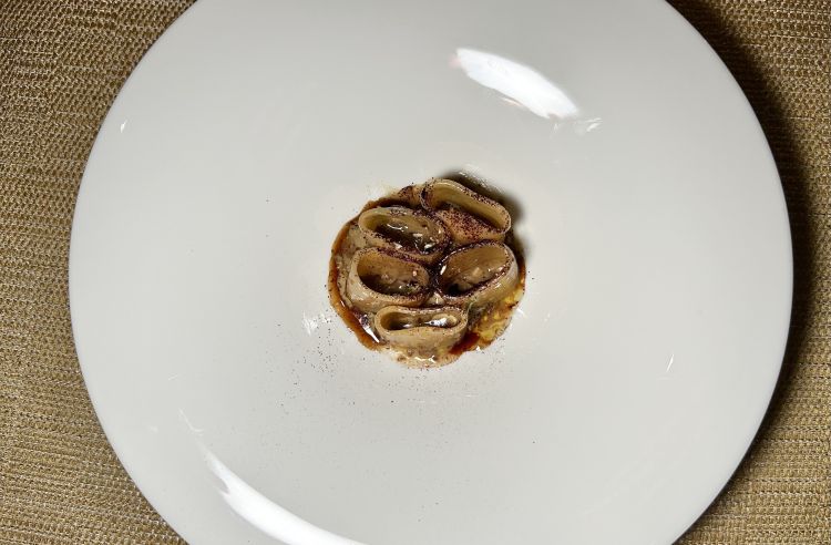 Mezzamanica, faraona in porchetta, finocchietto e limone verde - La mezzamanica nasce dalla volontà di mettere insieme elementi molto diversi, cercandone l’equilibrio finale. La pasta viene accompagnata da faraona in porchetta, con un ragù alla base arricchito da salsa di fegato. Completano il piatto semi di finocchio, scorza di lime, utilizzata per dare acidità, e polvere di cacao. Apparentemente, il condimento sembra insufficiente. In realtà risulta intenso e saporito, forse solo un po' troppo poco caratterizzato (più quinto quarto? Erbe? Spezie?)