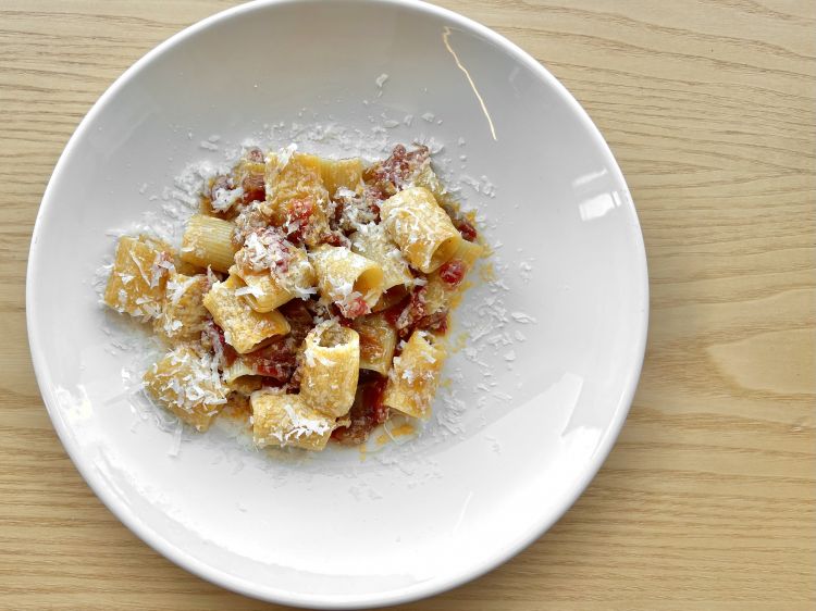 Mezze maniche con genovese di anguria: pasta trafilata al bronzo con genovese di anguria leggermente piccante