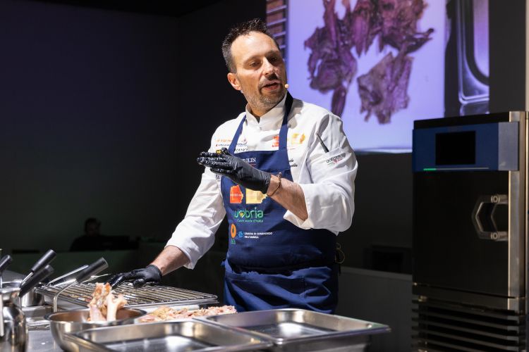 Emanuele Mazzella, chef presso il ristorante Cedri del Borgo dei Conti Resort a Perugia presenta la sua pecora sopravvisana di Visso abbinata a una crema di piselli e una di lamponi