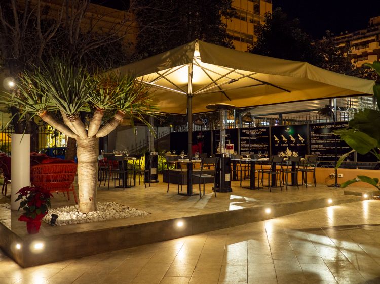L'elegante e conviviale spazio esterno del Mezzena, a poca distanza dalla via dello shopping di lusso a Palermo
