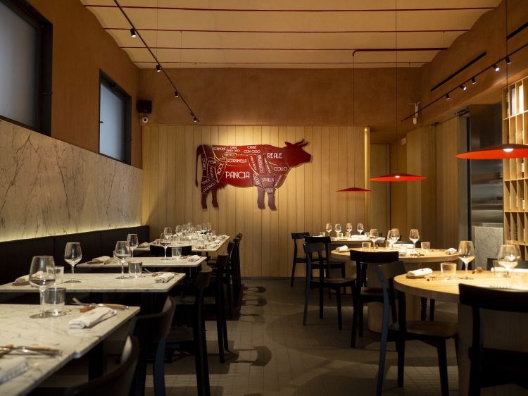 Il Mezzena, all'interno di Palazzo Savona, edificio storico del XIX secolo a due passi da via Libert&agrave; e dal Teatro Politeama, ha una capienza di 90 coperti
