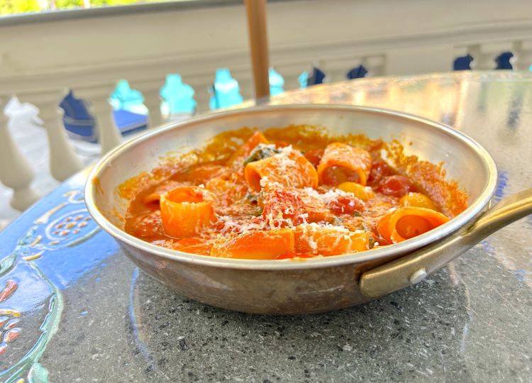 Mezzi paccheri ai tre pomodori di Ciro Flagella, limone, ricotta salata
