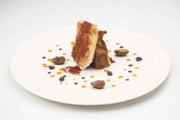 Razza stimperata, ossia in agrodolce. Fritta così come la caponata che le fa da spalla, due morbidezze, custodite nella panatura. L’agrodolce è dato dalle olive e dai capperi, prima soffritti in olio, menta e tanto miele, poi sfumati con l’aceto