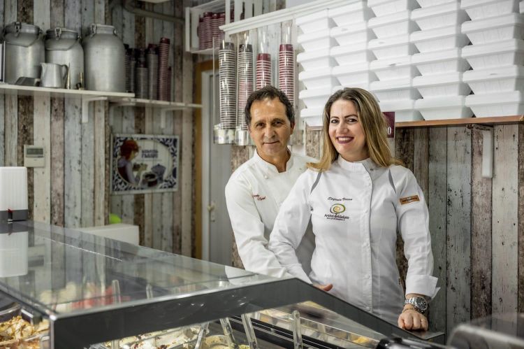 Michel Draicchio con la compagna Stefania Vecera al bancone della gelateria Michel di Peschici (Foggia)