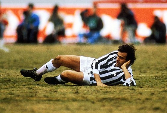 Una celeberrima immagine di Michel Platini, sdraia